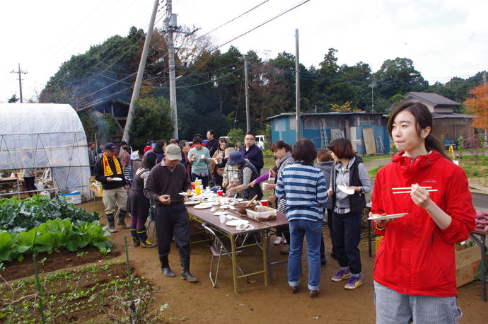 体験農園での収穫祭 毎年、蕎麦を栽培し、手打ちの蕎麦を作ります。 休みの日に気分転換に土いじりしてみたいなぁ、田舎にどっぷり浸かって農業勉強してみたいなぁ、友達と一緒に楽しく畑体験してみたいぁ、という方はお気軽にご連絡下さい。