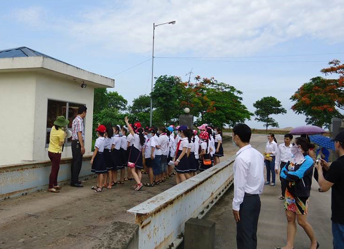 小学生を対象としたごみ最終処分場への見学ツアー