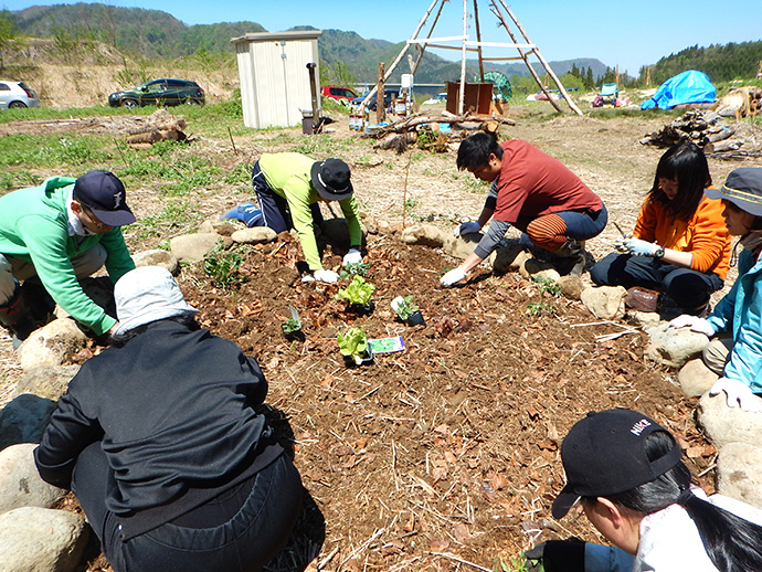 地元の農業高校の生徒さとと協働で、森の土を使って野菜作り。