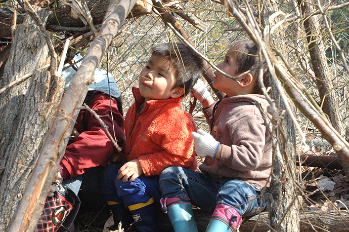 森の秘密基地。ちょっとした工夫で、子どもたちは枝葉を屋根壁に。