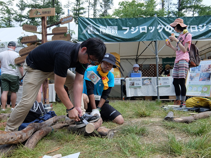 会場では苗場で間伐された多様な木材を使った企画など多様なワークショップが展開されていました。